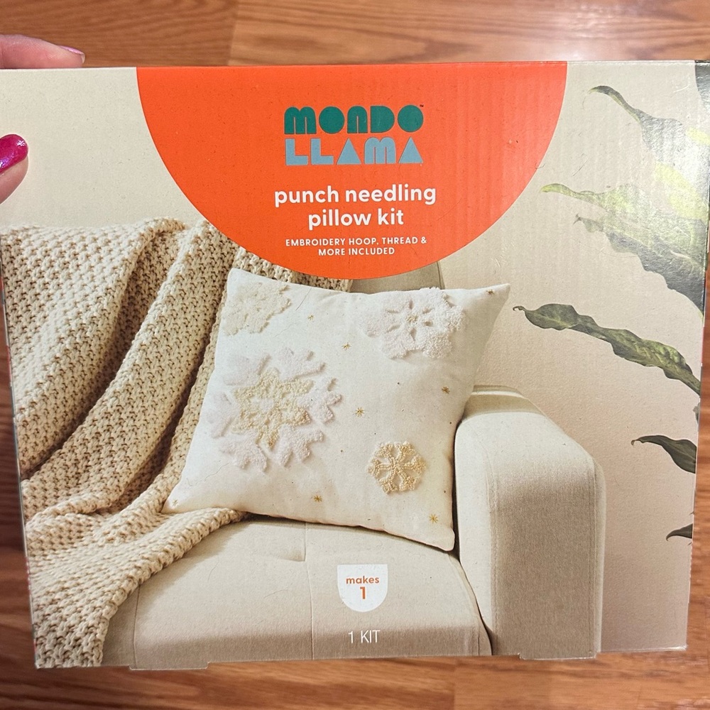 Mondo Llama Punch Needling Snowflake Pillow Kit